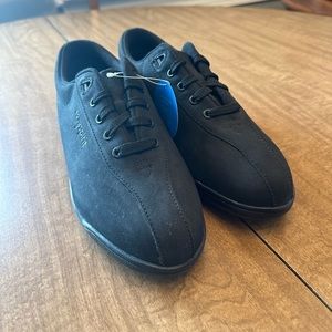 Easy Spirit AP1 walking shoe in black. Brand new with tags.